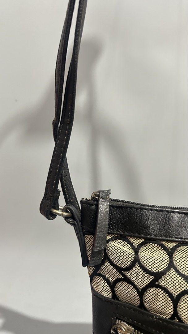 Nine west Sling bag UNISEX (Category: Cross-body Bags) located in Tacloban City. Submitted by getthatbag.ph (Listing ID 1431984902, Image 2). Description: Item authenticity is unverified. Please proceed with discretion. 💰 Mode of Payment: GCash Shop with confidence ✨ Search “Blaire Collections” on Facebook for legitimacy check Accounts: FB / TikTok / Carousell — @thefinalchapter.bookstore / fb: final chapter #thriftph #preloved #streetwear #y2k 