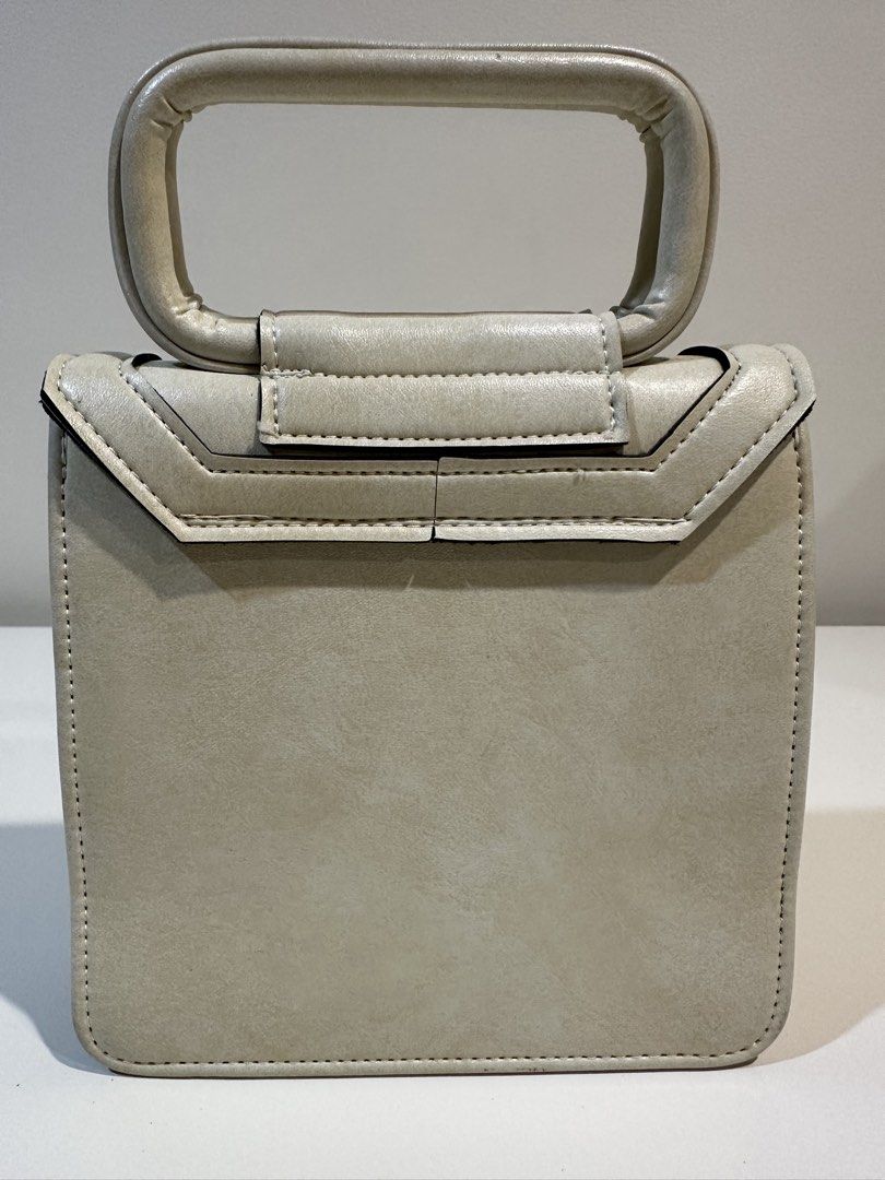 off-white handbag (Category: Purses & Pouches) located in Manila. Submitted by caseller26 (Listing ID 1431966382, Image 2). Description: .