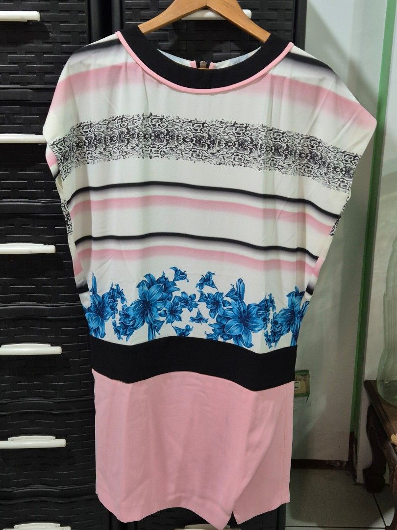 PINKO Tunic Midi length dress (Category: Dresses) located in Quezon City. Submitted by redragtag (Listing ID 1431852876, Image 2). Description: Spring-summer 2014 collection multi color printed dress round neckline, short dolman sleeves, distinctive asymmetrical hem with a slide slit. Functional exposed zip closure at the neckline (back detail). Like new Made in Italy.