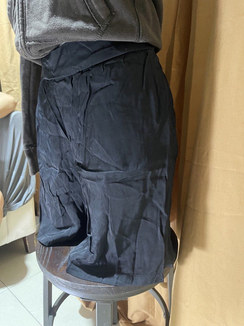 Plus Size Plain Black Lightweight/Comfortable Shorts (Category: Sets or Coordinates) located in Quezon City. Submitted by jaedenry0228 (Listing ID 1431943925, Image 3). Description: - Hollister zip-up hoodie in brown - Features Hollister logo on chest and sleeve - Black shorts with elastic waistband - Comfortable and stylish outfit - Perfect for casual wear.