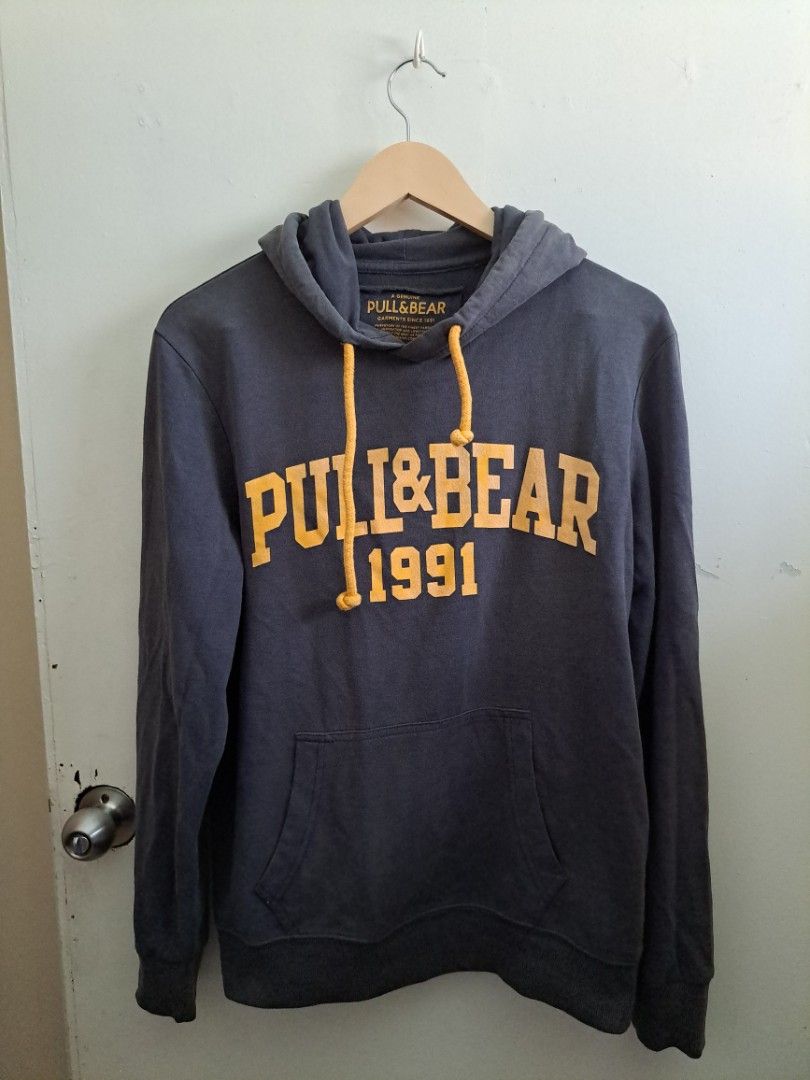 Pull&Bear Dark Gray Hoodie (Category: Hoodies) located in Muntinlupa City. Submitted by shopbyjaye0507 (Listing ID 1431823605, Image 1). Description: Pull and Bear Dark Gray Hoodie Size L Good Condition No issues/flaws Color Rate: 10/10 Dimensions: W 22 in L 26 in MOP: Gcash MOD: Lalamove, J&T or LBC SF should be handled by the buyer Location: Muntinlupa.