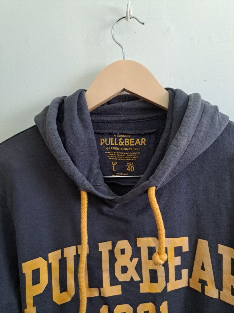 Pull&Bear Dark Gray Hoodie (Category: Hoodies) located in Muntinlupa City. Submitted by shopbyjaye0507 (Listing ID 1431823605, Image 2). Description: Pull and Bear Dark Gray Hoodie Size L Good Condition No issues/flaws Color Rate: 10/10 Dimensions: W 22 in L 26 in MOP: Gcash MOD: Lalamove, J&T or LBC SF should be handled by the buyer Location: Muntinlupa.