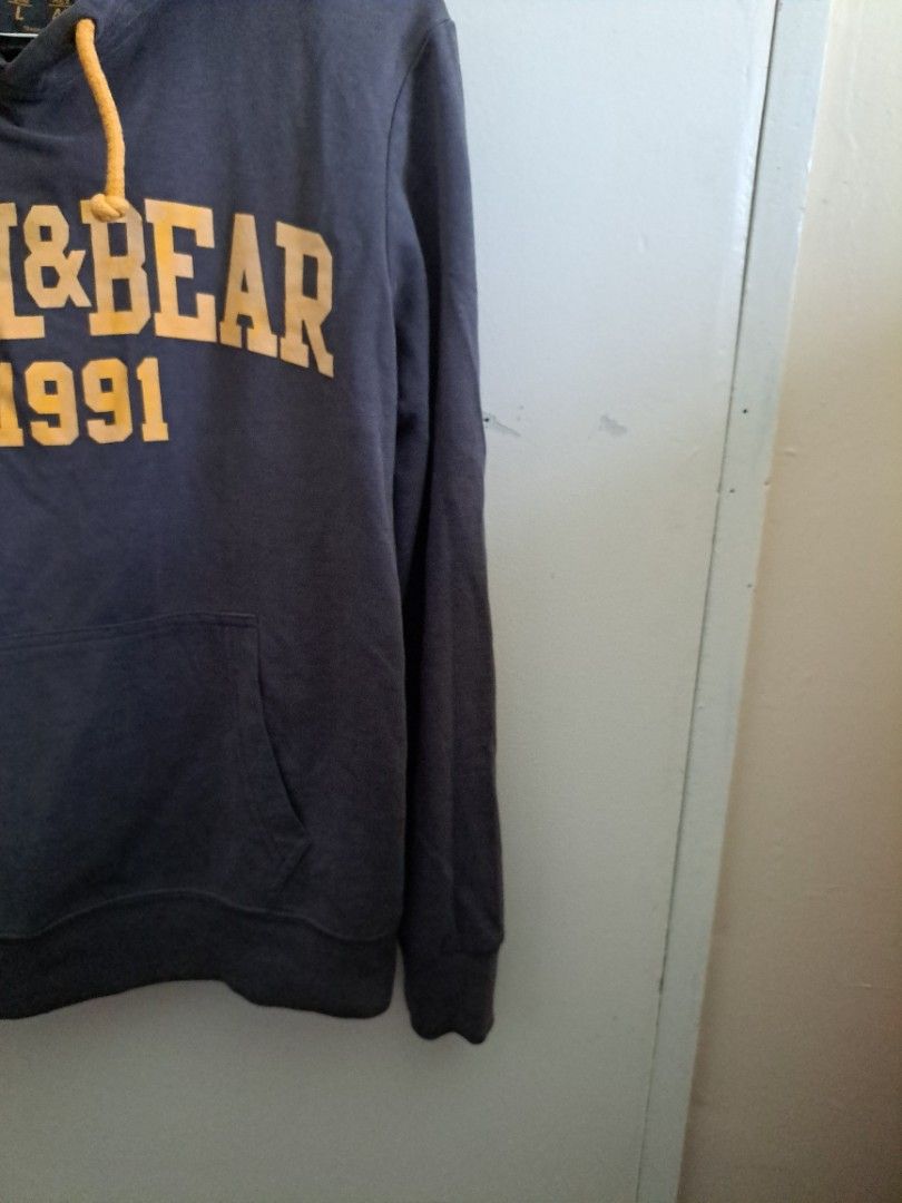 Pull&Bear Dark Gray Hoodie (Category: Hoodies) located in Muntinlupa City. Submitted by shopbyjaye0507 (Listing ID 1431823605, Image 3). Description: Pull and Bear Dark Gray Hoodie Size L Good Condition No issues/flaws Color Rate: 10/10 Dimensions: W 22 in L 26 in MOP: Gcash MOD: Lalamove, J&T or LBC SF should be handled by the buyer Location: Muntinlupa.