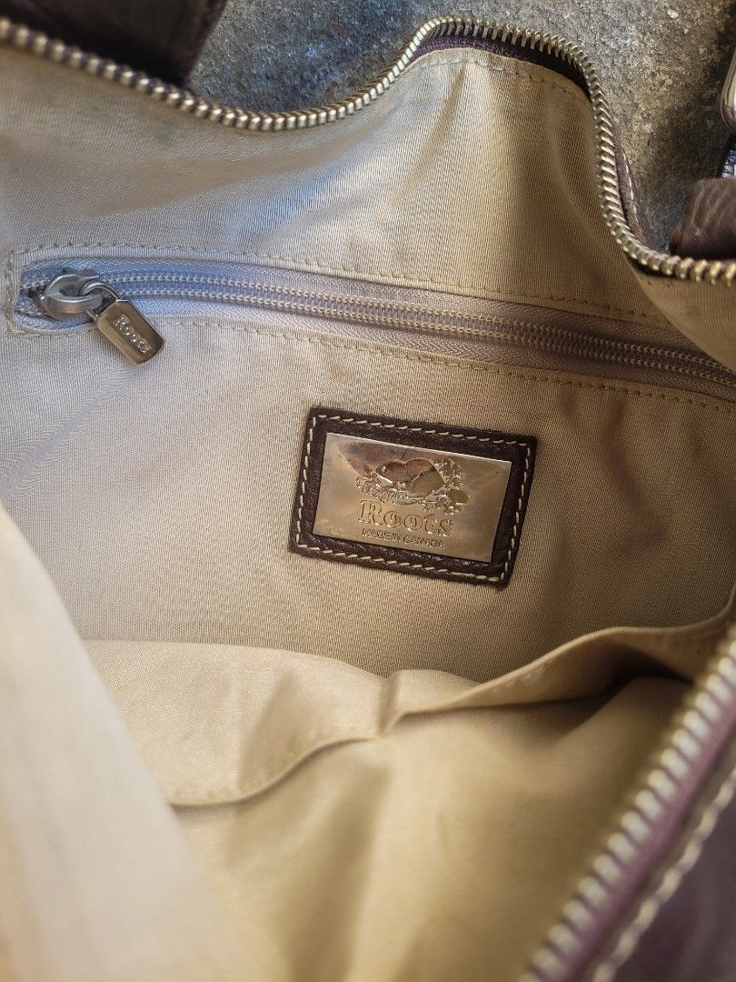 Roots Venetian Villager Bag (Category: Cross-body Bags) located in Morong. Submitted by chiccollectiveph (Listing ID 1431802406, Image 3). Description: Roots Canada Venetian Villager Bag Excellent Condition.