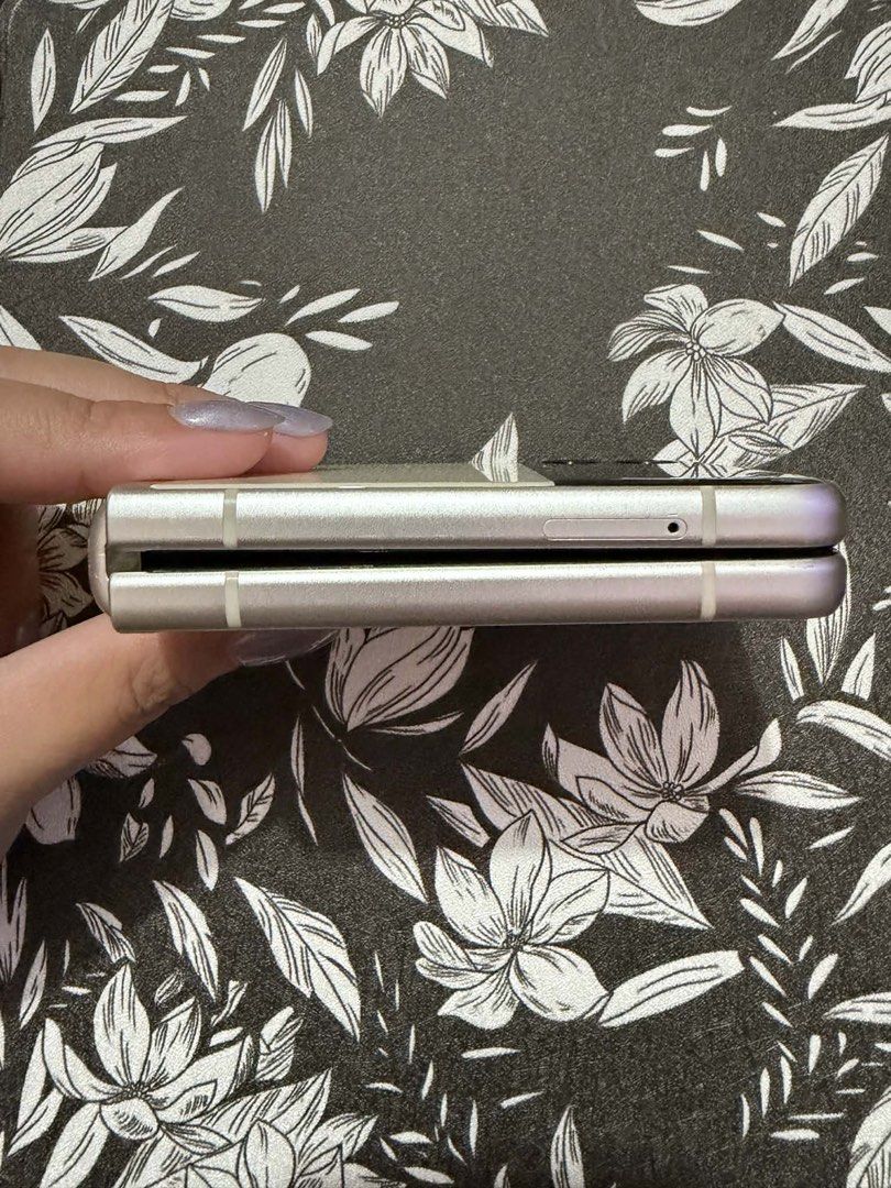 Samsung Z Flip 3 128GB (read description) (Category: Samsung) located in Guiguinto. Submitted by octowbr (Listing ID 1431808215, Image 3). Description: issues are in the pics: small black mark sa hinge hindi na nadederetso fully (have tried fixing it but was too costly) - smooth performance pa rin, hindi madaling ma low batt. - hindi rin laggy kahit may sakit. - very smooth base, walang gasgas etc includes original box no original charger will in