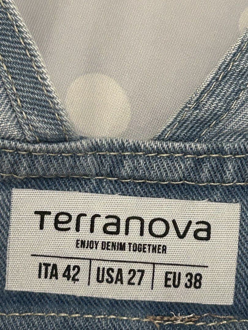 Terranova Denim Shorts Overalls (Category: Jumpsuits) located in Quezon City. Submitted by bea30 (Listing ID 1431955394, Image 3). Description: - Terranova denim shorts overalls - Light blue color - Size: ITA 42, USA 27 (M), EU 38 - Features: Adjustable straps, front pocket, two back pockets - Material: Denim - Perfect for a casual, stylish look - No flaws and barely used, just decluttering.