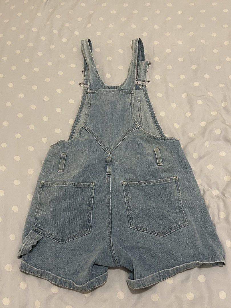 Terranova Denim Shorts Overalls (Category: Jumpsuits) located in Quezon City. Submitted by bea30 (Listing ID 1431955394, Image 2). Description: - Terranova denim shorts overalls - Light blue color - Size: ITA 42, USA 27 (M), EU 38 - Features: Adjustable straps, front pocket, two back pockets - Material: Denim - Perfect for a casual, stylish look - No flaws and barely used, just decluttering.