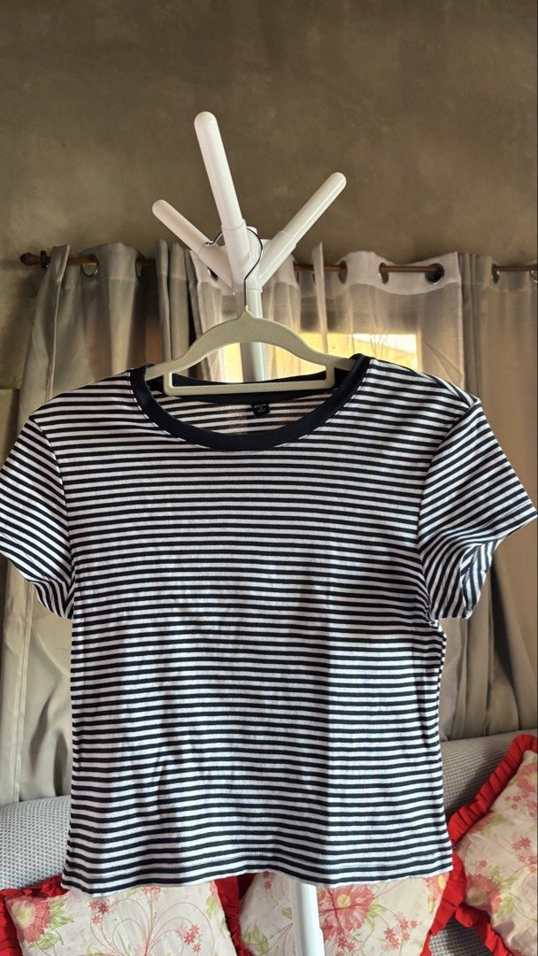 Uniqlo Striped Shirt (Category: Shirts) located in Taguig. Submitted by bncxx (Listing ID 1431923254, Image 1). Description: - Size: Medium - Semi crop top - Max of 5 times wear only (its still in good condition) - RFS: Not fit on me anymore .