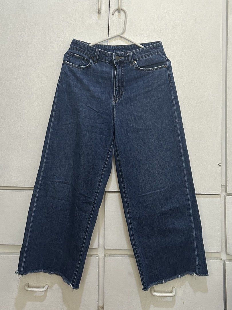 Uniqlo Wide Leg Jeans (Category: Jeans) located in Makati City. Submitted by hc814 (Listing ID 1431925922, Image 1). Description: UNIQLO PANTS SIZE: 26 inches.