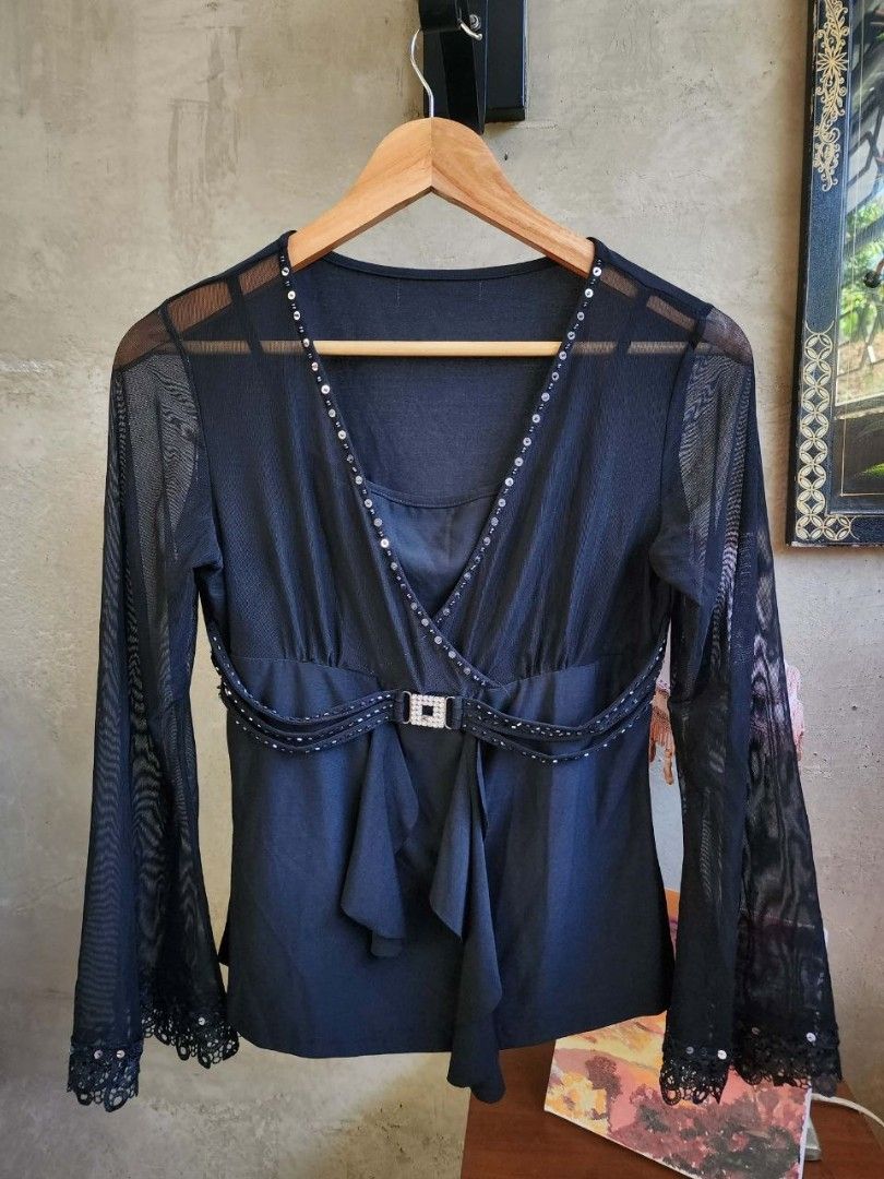 Vintage Black Flowy Mesh Sleeves Top (Category: Blouses) located in Koronadal. Submitted by shetries (Listing ID 1431993223, Image 1). Description: - S to M - Black blouse with mesh flowy long sleeves - Flowing silhouette - Includes decorative belt with square buckle - No flaws.