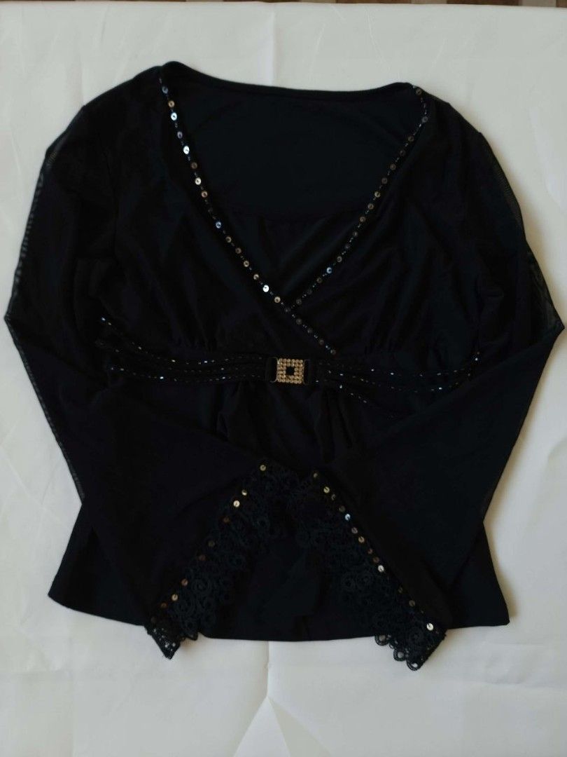 Vintage Black Flowy Mesh Sleeves Top (Category: Blouses) located in Koronadal. Submitted by shetries (Listing ID 1431993223, Image 2). Description: - S to M - Black blouse with mesh flowy long sleeves - Flowing silhouette - Includes decorative belt with square buckle - No flaws.