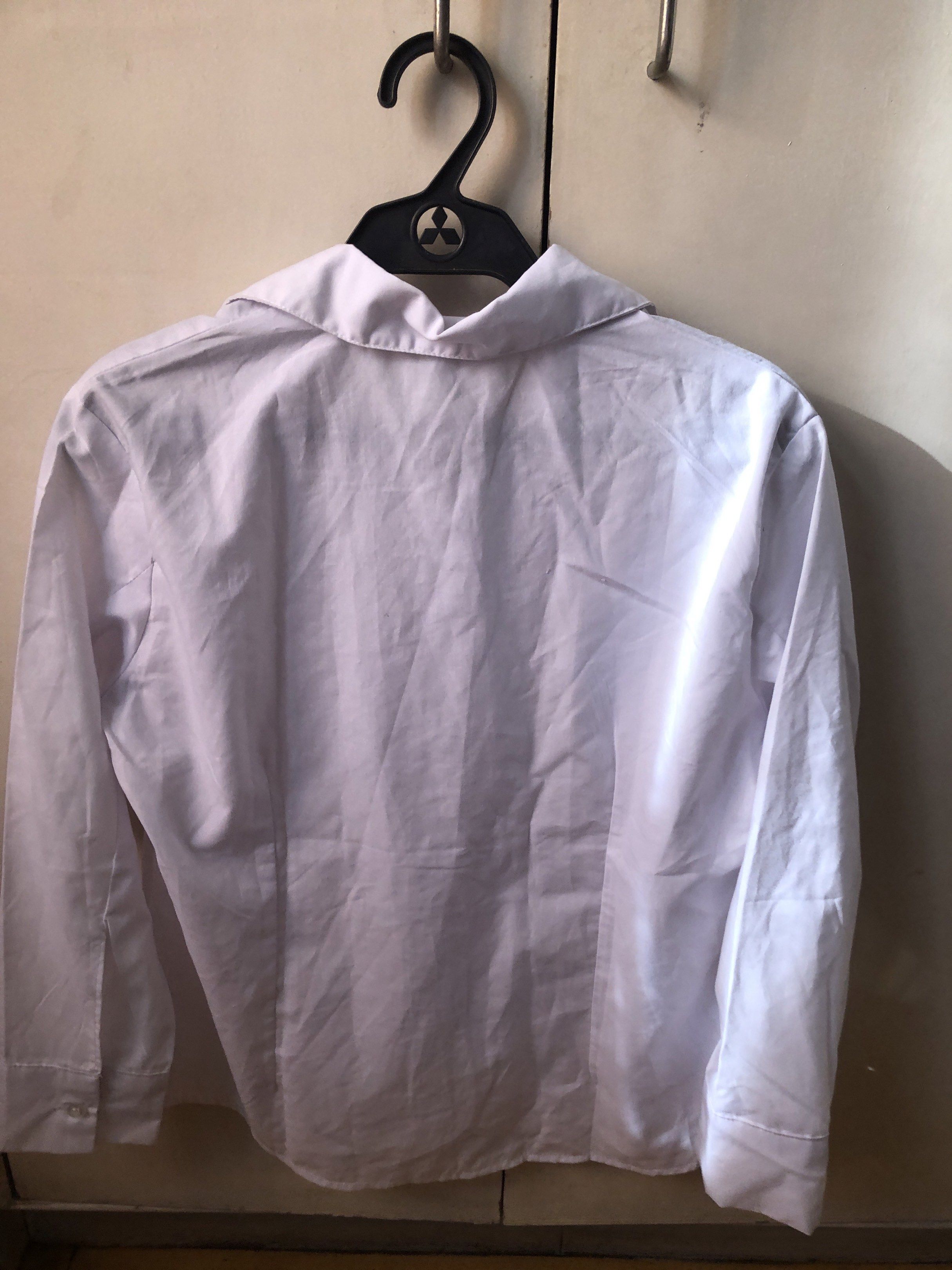 White button up longsleeves (Category: Longsleeves) located in Paranaque City. Submitted by commandercinnabutt (Listing ID 1431879299, Image 2). Description: .