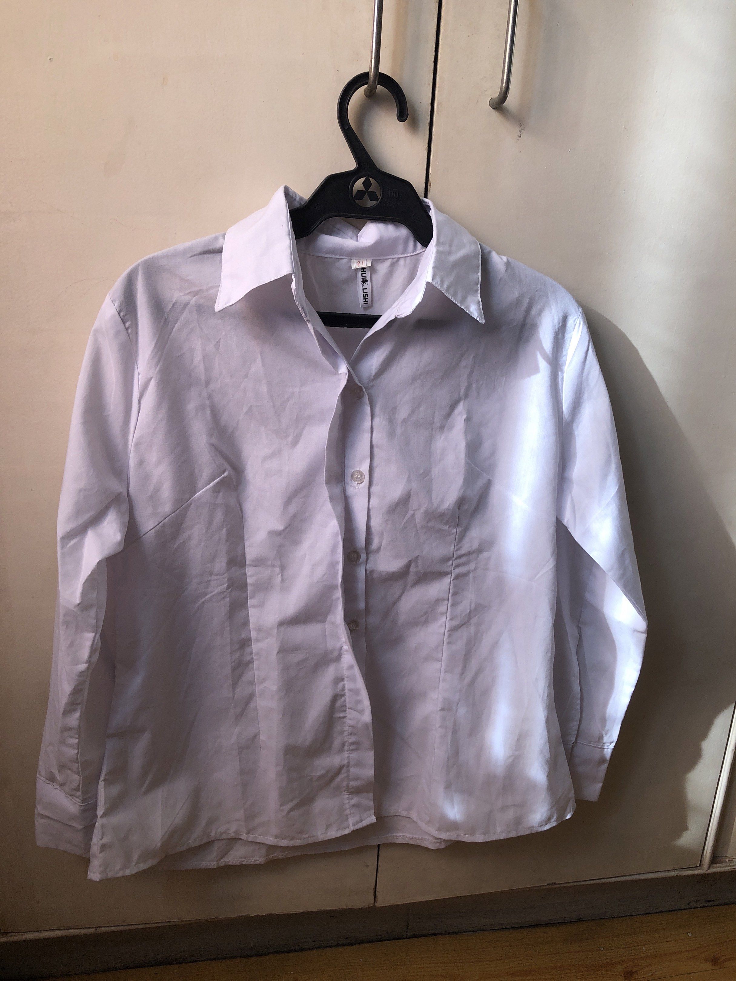 White button up longsleeves (Category: Longsleeves) located in Paranaque City. Submitted by commandercinnabutt (Listing ID 1431879299, Image 1). Description: .