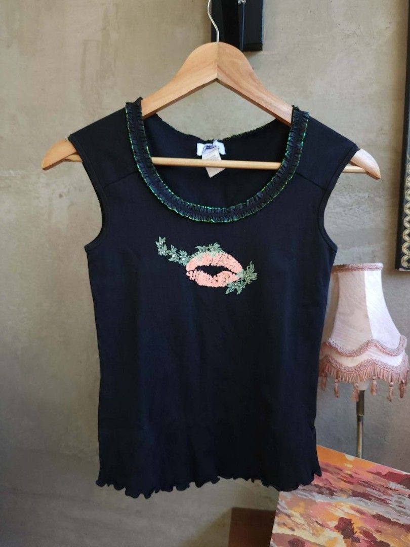 Y2K Black Sleeveless Top with Lips Design (Category: Sleeveless) located in Koronadal. Submitted by shetries (Listing ID 1431972714, Image 2). Description: Size M but best with S No flaws Flaterring when worn.