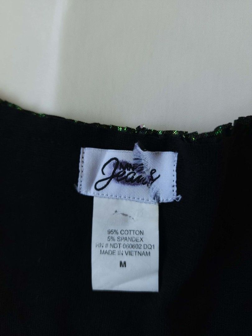 Y2K Black Sleeveless Top with Lips Design (Category: Sleeveless) located in Koronadal. Submitted by shetries (Listing ID 1431972714, Image 3). Description: Size M but best with S No flaws Flaterring when worn.