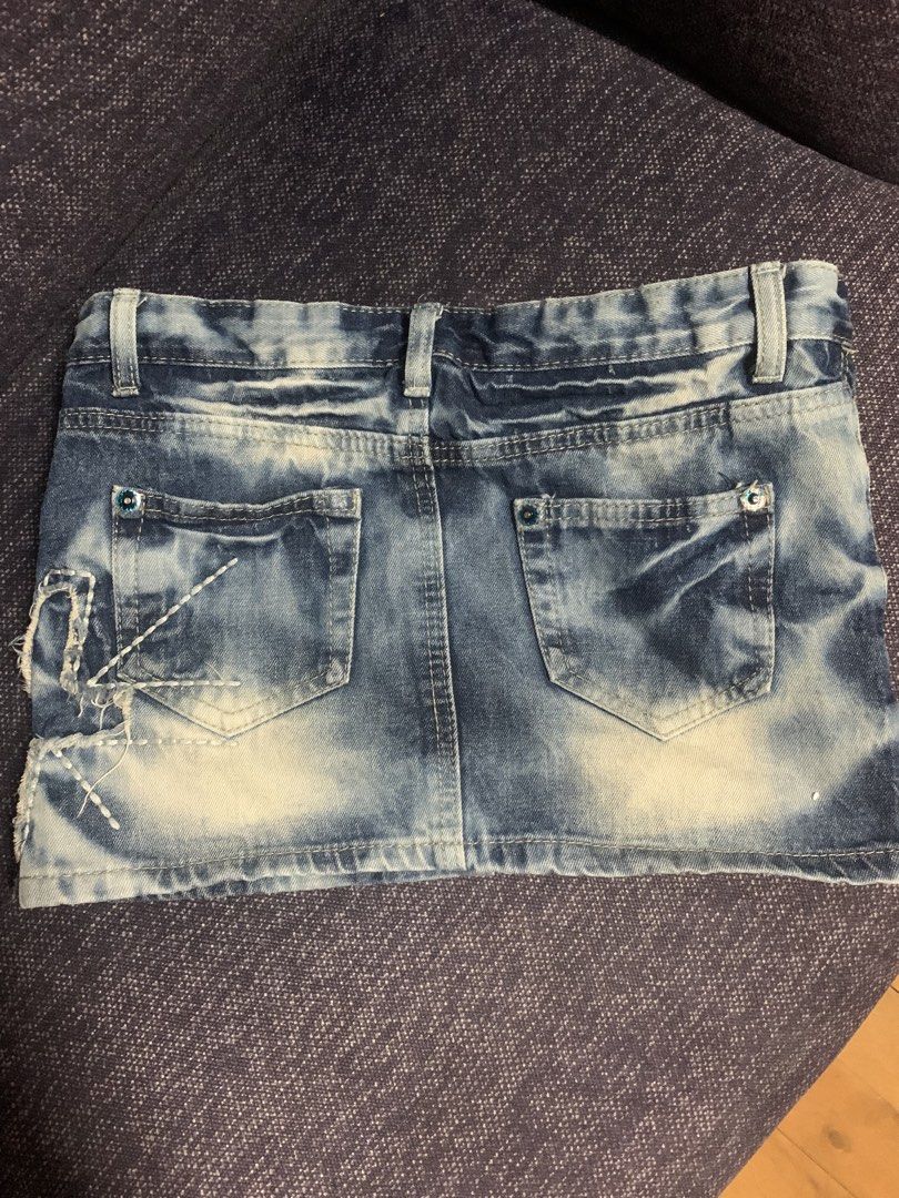y2k mini skirt (Category: Skirts) located in Manila. Submitted by aglpjs (Listing ID 1431966770, Image 2). Description: y2k mini skirt for 350 💋 • size : 29-30, medium • length : 11 used twice only — with design on left side.