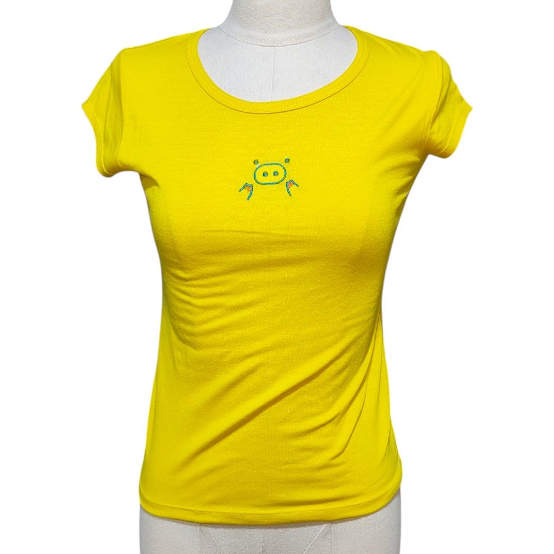 Yellow Pig Graphic T-shirt (Category: Shirts) located in Calamba. Submitted by charuriisu (Listing ID 1431931645, Image 1). Description: B: 26-28" | W: 26-28" | L: 19" Stretchy material, fitted on XS-S frames, can also be kids' shirt. 🧾 GCash, Maya, BPI (🚫 COD).
