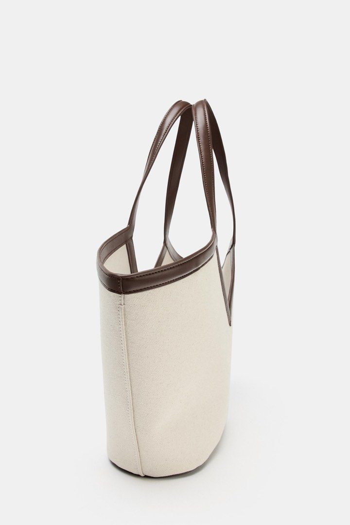 ZARA canvas cut-out shopper bag (Category: Shoulder Bags) located in Malolos. Submitted by topicksph (Listing ID 1431965859, Image 2). Description: ZARA canvas cut-out shopper bag ~ complete inclusions (cloth bag & paperbag) actual photos posted already Model height: 177 cm Shopper bag with a canvas top. Shoulder strap. Removable inner bag with zip closure. Tie closure. Height x Length x Width: 19 x 37 x 12.5 cm OUTER SHELL MAIN FABRIC 100% cotto