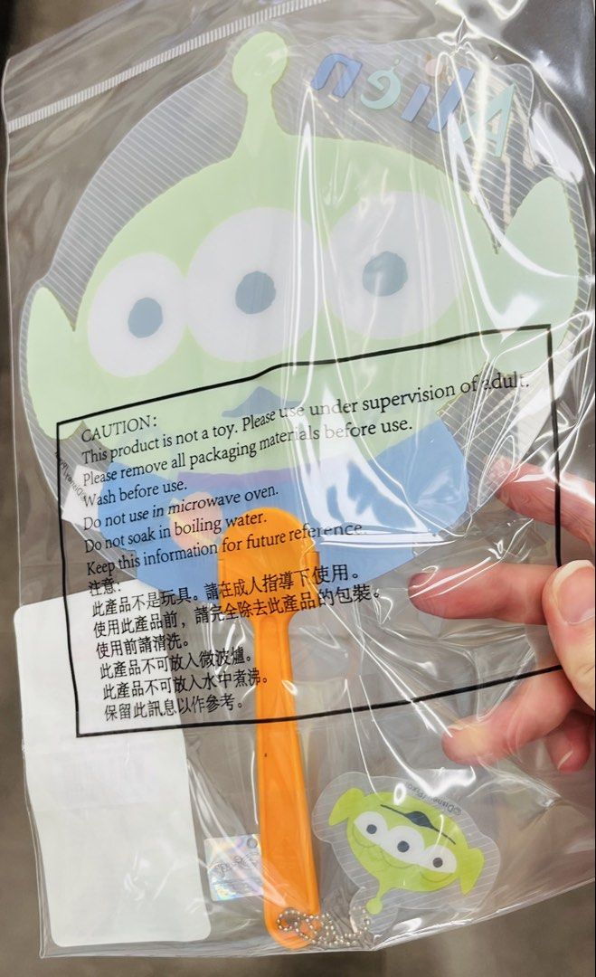 現貨🪭 夏日沙灘防水膠扇 正版 迪士尼 迷你兵公仔 三眼仔公仔 扇子 旅行用品 DISNEY PIXAR MINIONS ALIENS Water Folding Fan （分類：飾物架、飾物盒、飾物收納盒）位於 Hong Kong。 由 swroom 提交（商品編號 1432093921，圖片 5）。簡介： 🚚 🎁 只限郵寄運送 🎁 ▫️▫️商品詳情▫️▫️ 💝$50 個，$90 兩個，全新未開封 ❣️ 節日銷情迅速請早訂購售完即止❣️ 🛍更多最新禮品玩具 follow us ： carousell.com/swroom ▫️▫️購買付款詳情 ▫️▫️ 📥 請 INBOX PM下單購買須提供以下資料 ： 1. 選擇付款方式 : PAYME / FPS / ALIPAYHK 2. 選擇郵寄方式： 📮 $10 up 本地平郵 ( 一般情況 2-3 個工作天寄出 ) 📦 SF順豐到付 - 收貨時付運費 📦 ( 一般情況 2-3 個工作天寄出 ) 3. 確認全數付款後才留貨
