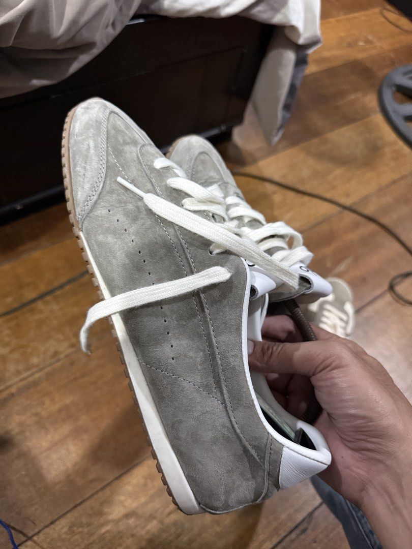 Alo suede sneakers (Category: Sneakers) located in Mandaluyong City. Submitted by segundaman0 (Listing ID 1432175867, Image 1). Description: Alo suede sneakers size 11. Tts 2.