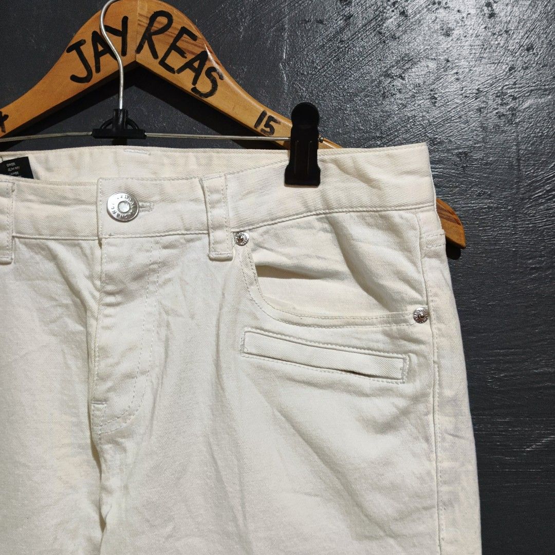Armani Exchange White Moto Biker Jeans (Category: Luxury Apparel) located in Kananga. Submitted by jayreas1517 (Listing ID 1432148152, Image 3). Description: ∆rmani €xch∆nge legit Biker pants Size: 30 on tag Waistline 32 Length 36 No issue. DM me 📩.