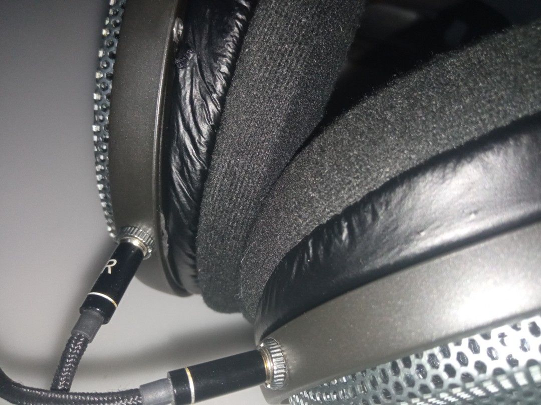Audio-Technica ATH-AD700X Air Headphones (Category: Headphones & Headsets) located in Cavite. Submitted by portable_audio_trader01 (Listing ID 1432108200, Image 2). Description: - Audio-Technica ATH-AD700X Air headphones - Open-air design with honeycomb grill -modded to 3.5mm dual detachable cable inclusion : 3.5mm to dual mono 3.5mm ofc cable.