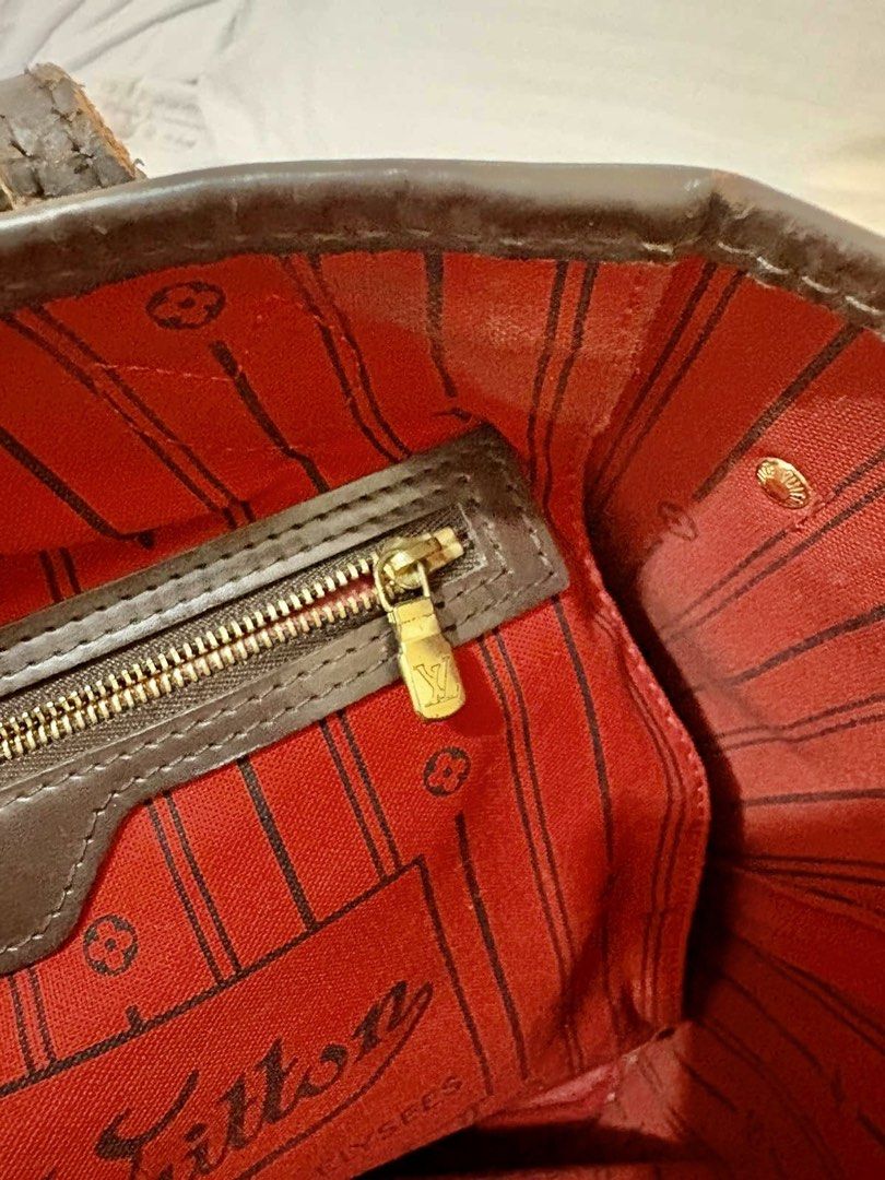 Authentic LV Neverfull MM Damier Ebene Canvas (Category: Luxury Bags & Wallets) located in Makati City. Submitted by jabbegailmendoza (Listing ID 1431258941, Image 2). Description: Rank BC : Fair condition With care card With dustbag Still negotiable Bought in 2018 in Paris Show significant noticeable signs of wear Still in good shale 100% authentic Dimensions: approximately 31 x 28 x 14 cm .