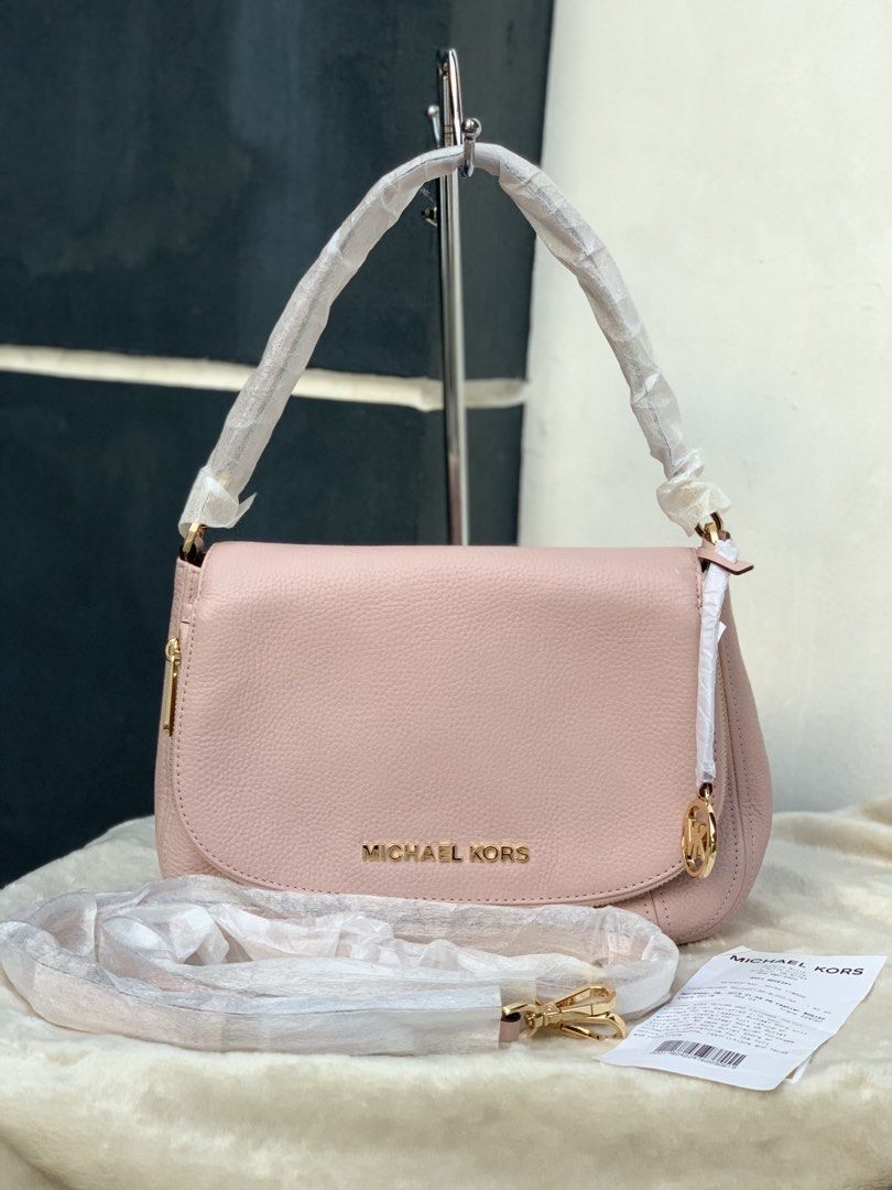 Authentic Unused Michael Kors MK Bag Bedford Medium (Category: Luxury Bags & Wallets) located in San Pablo. Submitted by misskittyph (Listing ID 1432027323, Image 1). Description: Michael Kors Bedford Medium Convertible Shoulder Bag ▪️P5k only includes long strap,care card, MK charm and receipt Generic dustbag only brand new and unused Genuine leather Layaway options available 💯Guaranteed authentic or your money back .