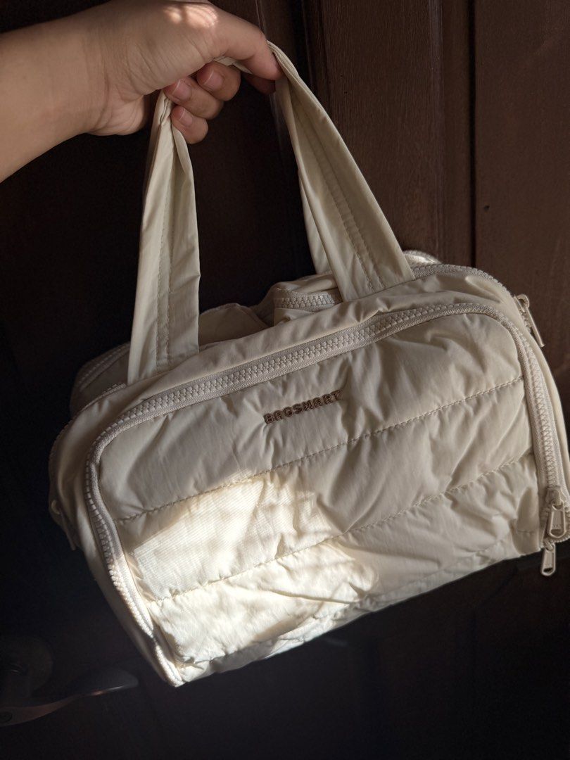 BAGSMART Make Up Bag Organizer Beige (Category: Accessory Holder, Box & Organizers) located in Makati City. Submitted by jnnny03 (Listing ID 1431793729, Image 2). Description: -Used only 2-3 times, as far as I can remember. -Posted every angle of the bag; What you see is what you get. -Good as new. -dustproof and water proof Orig price: 1,100 rfs: i need a larger bag Buy nyo na^ Loc: Makati.