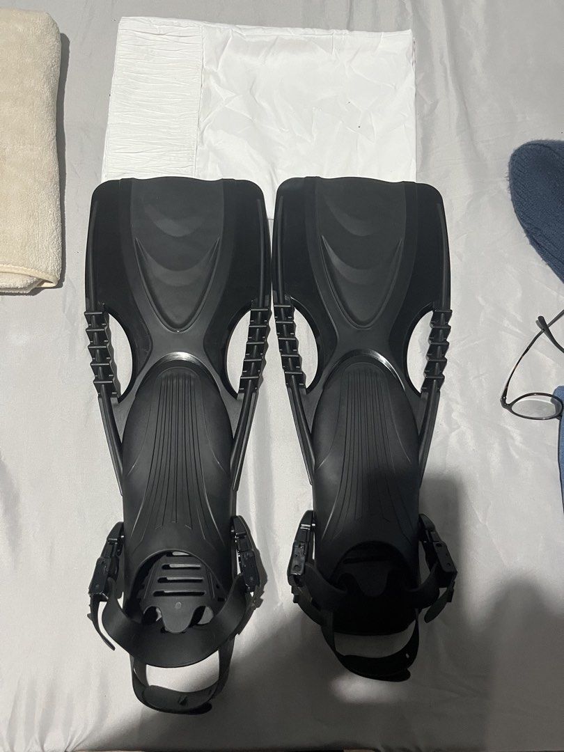 Black Fins (Category: Water Sports) located in Caloocan City. Submitted by zheligin0932803 (Listing ID 1432122058, Image 1). Description: - Black fins - Adjustable straps for a secure fit - Streamlined design - Ideal for snorkeling and swimming.