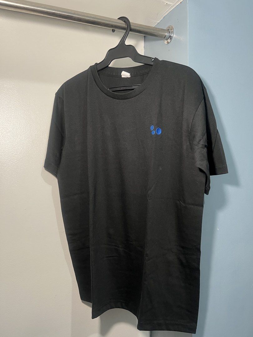 Black T-shirt with Blue Design (Category: Tshirts & Polo Shirts ) located in Manila. Submitted by luckyearth-28cb (Listing ID 1432111248, Image 1). Description: - Black t-shirt - Small blue design on chest - Round neckline - Short sleeves - Basic cotton blend fabric.