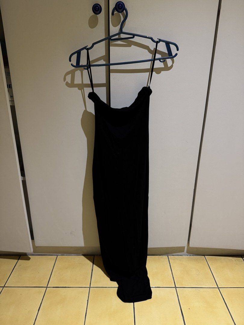 Black Tube Dress (Category: Dresses) located in Quezon City. Submitted by spworld3000 (Listing ID 1432136268, Image 1). Description: Can fit XS to semi M as the material is stretchy!.