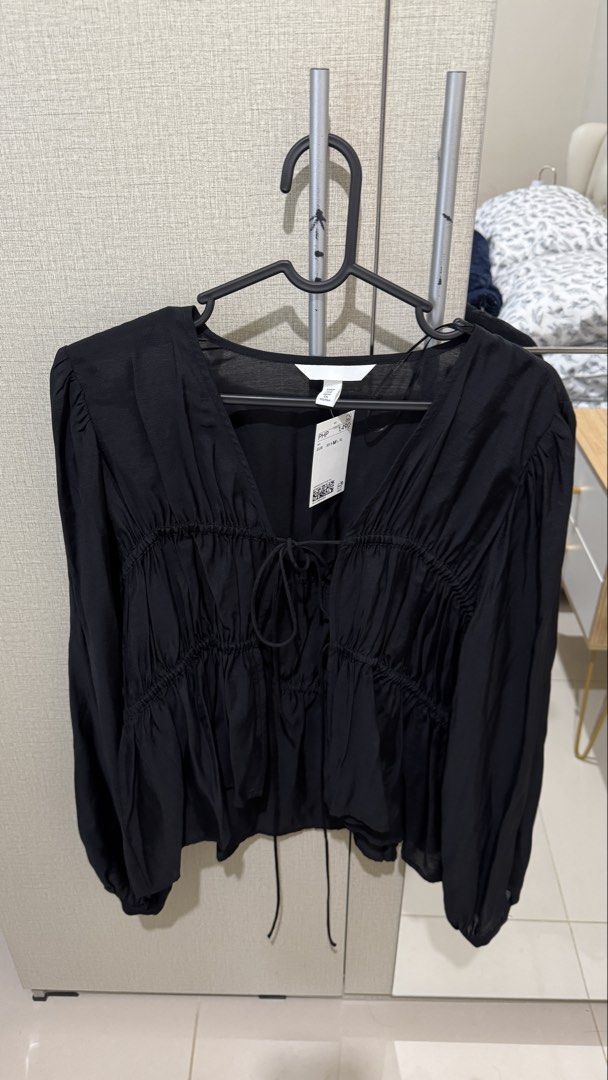 Brand new H&M Black Top (Category: Sleeveless) located in Taguig. Submitted by decluttering.v.2.0 (Listing ID 1432074600, Image 1). Description: - H&M black V-neck top with tie - Original price: PHP 1,490 .