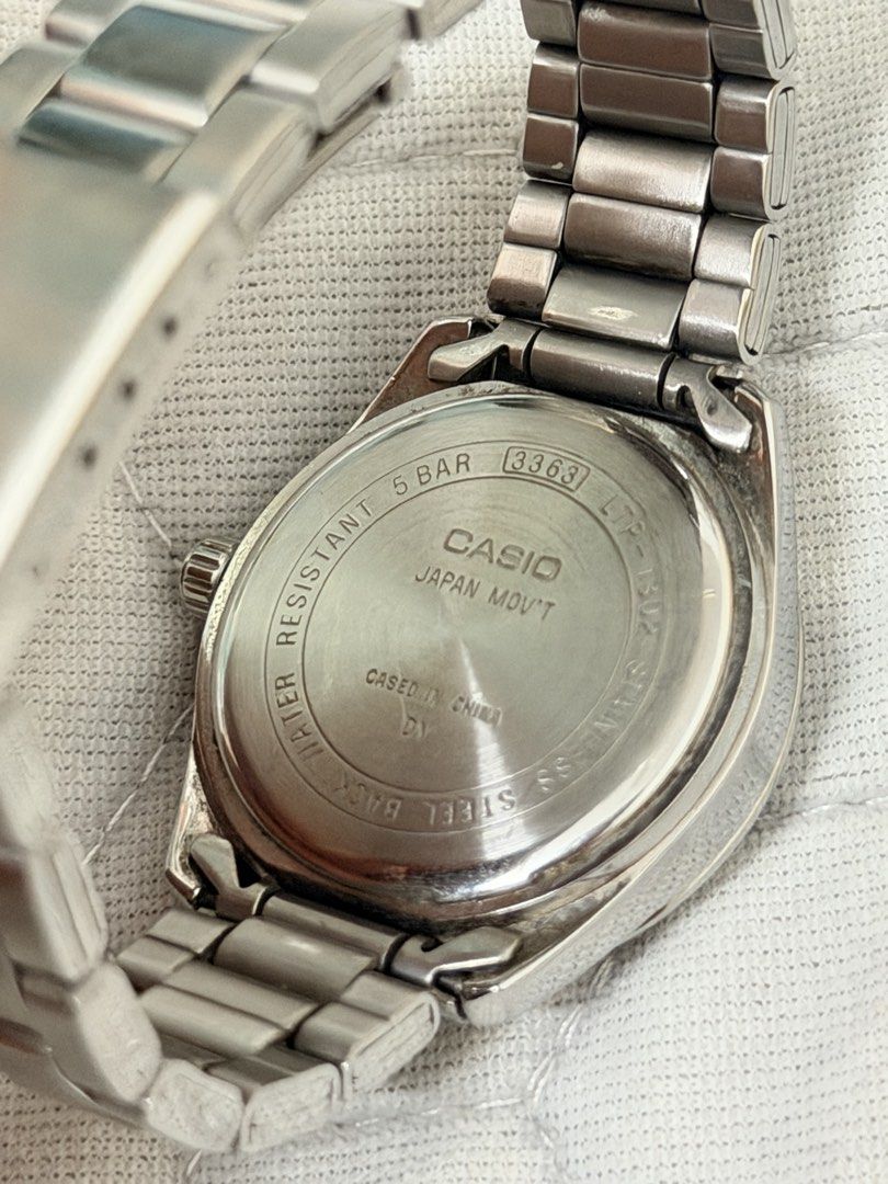 Casio Watch (Category: Watches) located in Kuala Lumpur. Submitted by cky0101 (Listing ID 1432176321, Image 2). Description: - Casio watch with a white dial. - Silver-tone stainless steel band. - Fluted bezel. - Silver-tone case..
