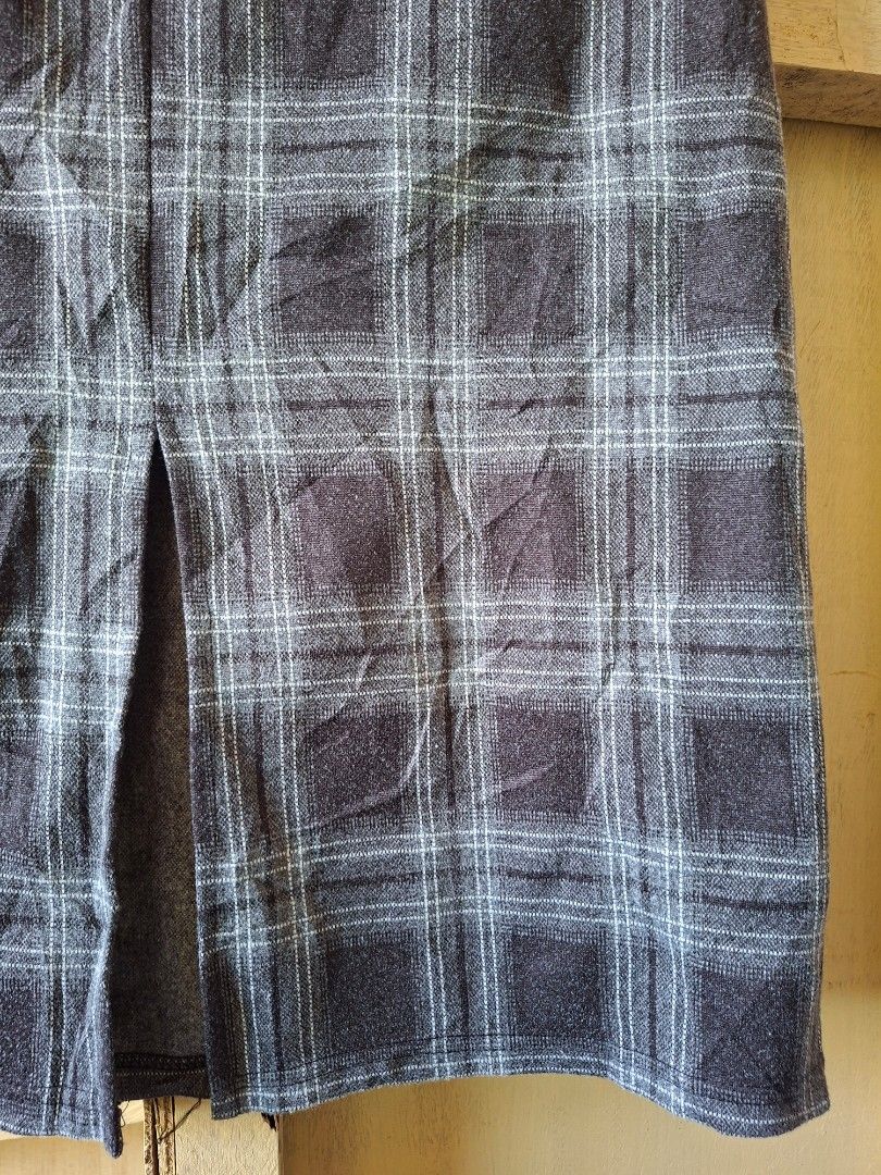 Casual Office Plaid Midi Skirt (Category: Skirts) located in Tagaytay City. Submitted by joicexa (Listing ID 1432065423, Image 3). Description: - 31-33 waist size - Gray and black plaid pattern - Back slit detail - Woven fabric - Straight cut design - Versatile for different outfits - Preppy and Casual.