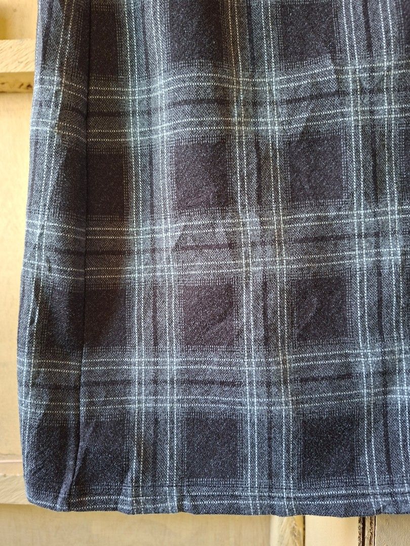 Casual Office Plaid Midi Skirt (Category: Skirts) located in Tagaytay City. Submitted by joicexa (Listing ID 1432065423, Image 2). Description: - 31-33 waist size - Gray and black plaid pattern - Back slit detail - Woven fabric - Straight cut design - Versatile for different outfits - Preppy and Casual.
