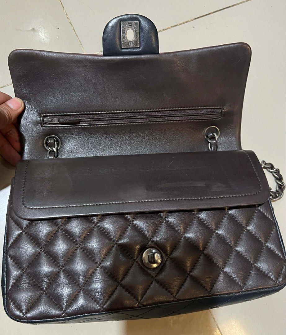 CHANEL DOUBLE FLAP BAG😍 (Category: Luxury Bags & Wallets) located in Bacolod City. Submitted by chuchaystuffs (Listing ID 1432064458, Image 2). Description: Tang gal na kc holo Nya pro super nice pa , self authentication is advised dpa to now Pacheck kc WLA na ung holo Nya . See pics to appreciate .
