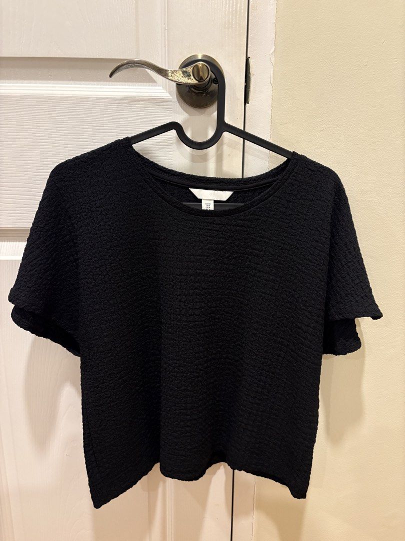 H&M Crinkled Textured Top (Black) (Category: Blouses) located in Manila. Submitted by rtheresebart (Listing ID 1432130488, Image 1). Description: ✅ LIKE NEW ✅ Relaxed fit ✅ Perfect for casual wear ✅ Material: Polyester.