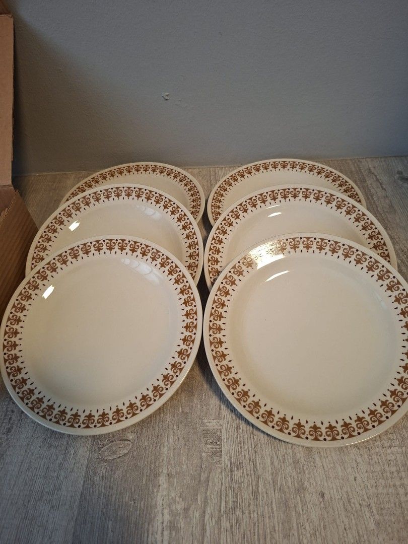 Dinnerware (Category: Dinnerware & Cutlery) located in Singapore. Submitted by jayne_j (Listing ID 1432009748, Image 3). Description: Self collection at Jurong West st65 pls. All for 50sgd. Vintage!.