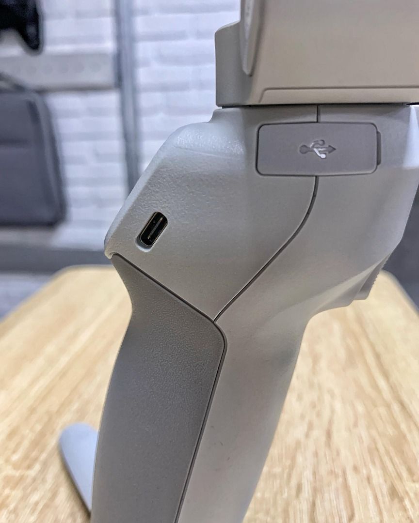 DJI Osmo Mobile Gimbal Stabilizer (Category: Gimbals & Stabilizers ) located in Caloocan City. Submitted by truehawk.889b68 (Listing ID 1432026639, Image 3). Description: - DJI Osmo Mobile gimbal stabilizer for smartphones - Control panel with power, mode, and record buttons - Secure phone clamp - Battery indicator shows charge remaining - Compact and portable design for smooth video capture.