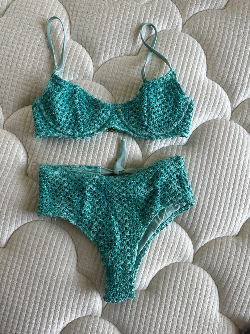 Eighth Mermaid Harper set - Tiffany (Category: Bikinis & Swimsuits) located in Malay. Submitted by joycking (Listing ID 1432031621, Image 1). Description: Used a few times only Excellent condition Bottoms slightly tight on me RFS: Size up needed No issues, well taken care of 💕.
