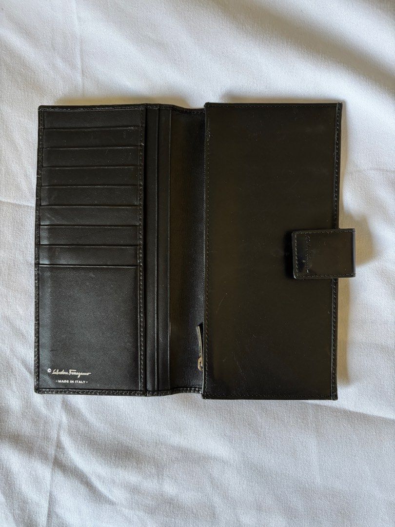 Ferragamo wallet (Category: Luxury Bags & Wallets) located in San Ildefonso. Submitted by PatchAdamss (Listing ID 1432073572, Image 3). Description: FOR SALE! Ferragamo wallet 100% original Leather .