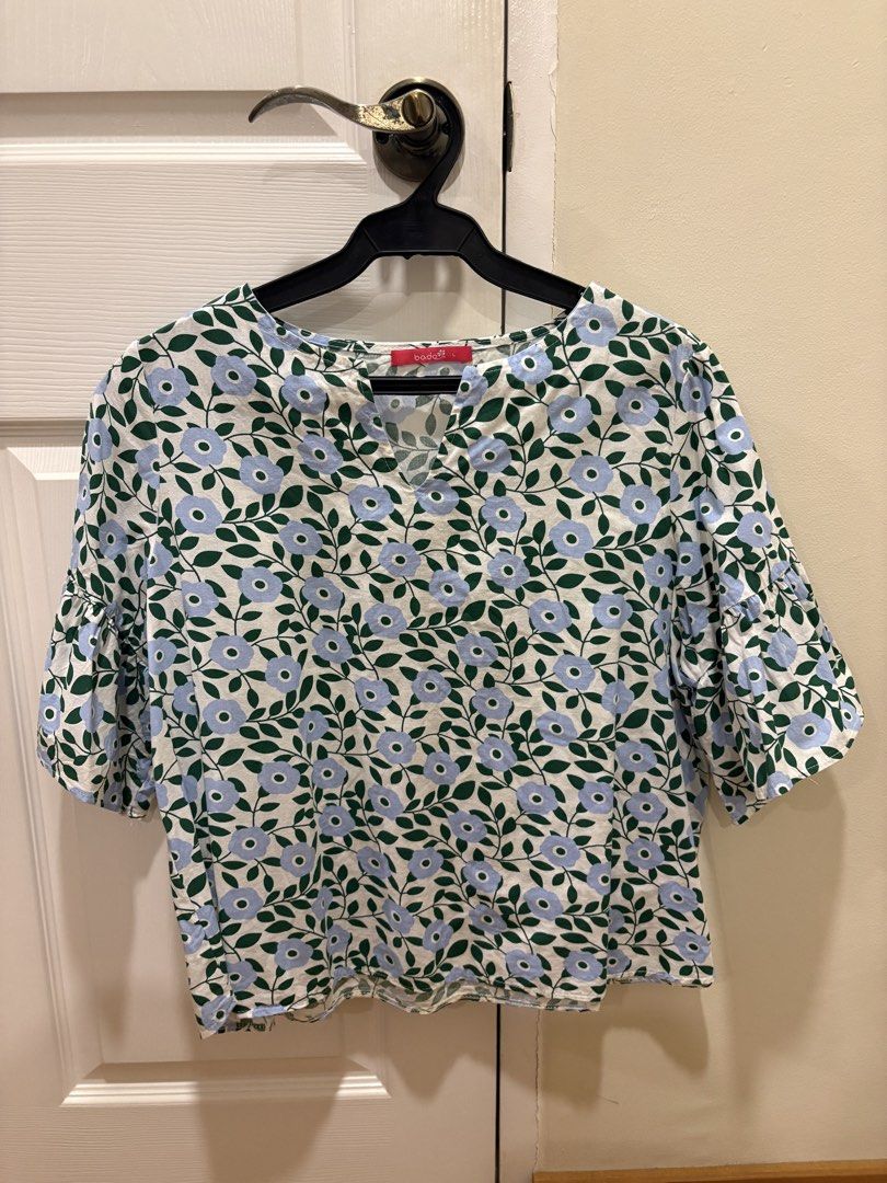 Floral Print Blouse (Green & Blue) (Category: Blouses) located in Manila. Submitted by rtheresebart (Listing ID 1432135017, Image 1). Description: ✅ BRAND NEW (original price: ₱1, 795) ✅ Flared sleeves ✅ Lightweight fabric ✅ Perfect for office wear and semi-formal events .