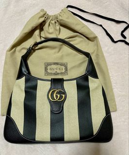 (Category: ) located in . Submitted by aluxxcloset (Listing ID 1432142726, Image 1). Description: .