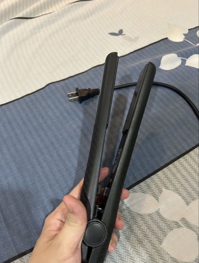 Hair Straightener (Category: Hair) located in Manila. Submitted by alainachu (Listing ID 1432017225, Image 2). Description: - Black hair straightener - White ceramic plates - Textured handle for secure grip - Swivel cord for easy use - Power button included - Philippine plug - In good working condition.