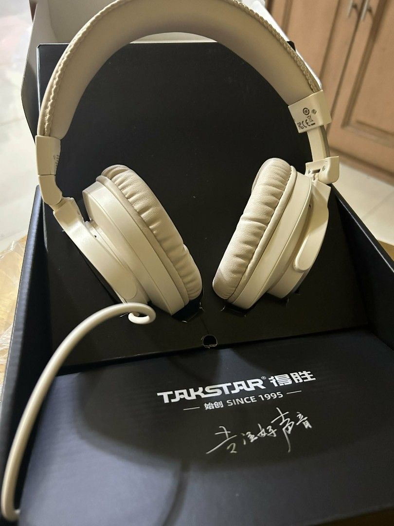 Headset (Category: Headphones & Headsets) located in Caloocan City. Submitted by rein1025 (Listing ID 1432149430, Image 3). Description: 🎧 FOR SALE: Takstar Pro 70 Headset (Brand New!) 🎧 ✨ Opened box only to check — never used ✨ Complete with original box ✨ Excellent sound quality – perfect for gaming, music, and studio use 💰 Price: ₱3,500 (slightly negotiable) RFS: Bought but decided not to use it. 📍 Meet-up / Delivery: Vito Cruz Malate Mani