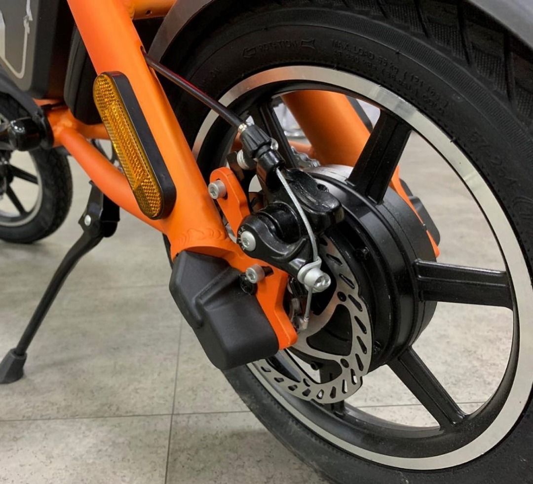 HIMO V1 Plus Folding Electric Bike (Category: Bicycles) located in Caloocan City. Submitted by truehawk.889b68 (Listing ID 1432029117, Image 2). Description: - HIMO V1 Plus folding electric bike - Front and rear disc brakes - Front and rear lights - Digital display - Includes rear rack and fenders - CST e-bike tires - Black seat and handlebars - Battery pack included.