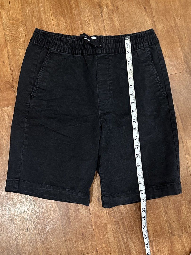 H&M Black Shorts - XS (Category: Shorts) located in Las Pinas. Submitted by mimachay (Listing ID 1432141058, Image 2). Description: - H&M black shorts - Size: XS - Features: - Elastic waistband with drawstring - Two front pockets - Inseam: 10 inches - Waist (flat): 14 inches - Made of sturdy fabric.