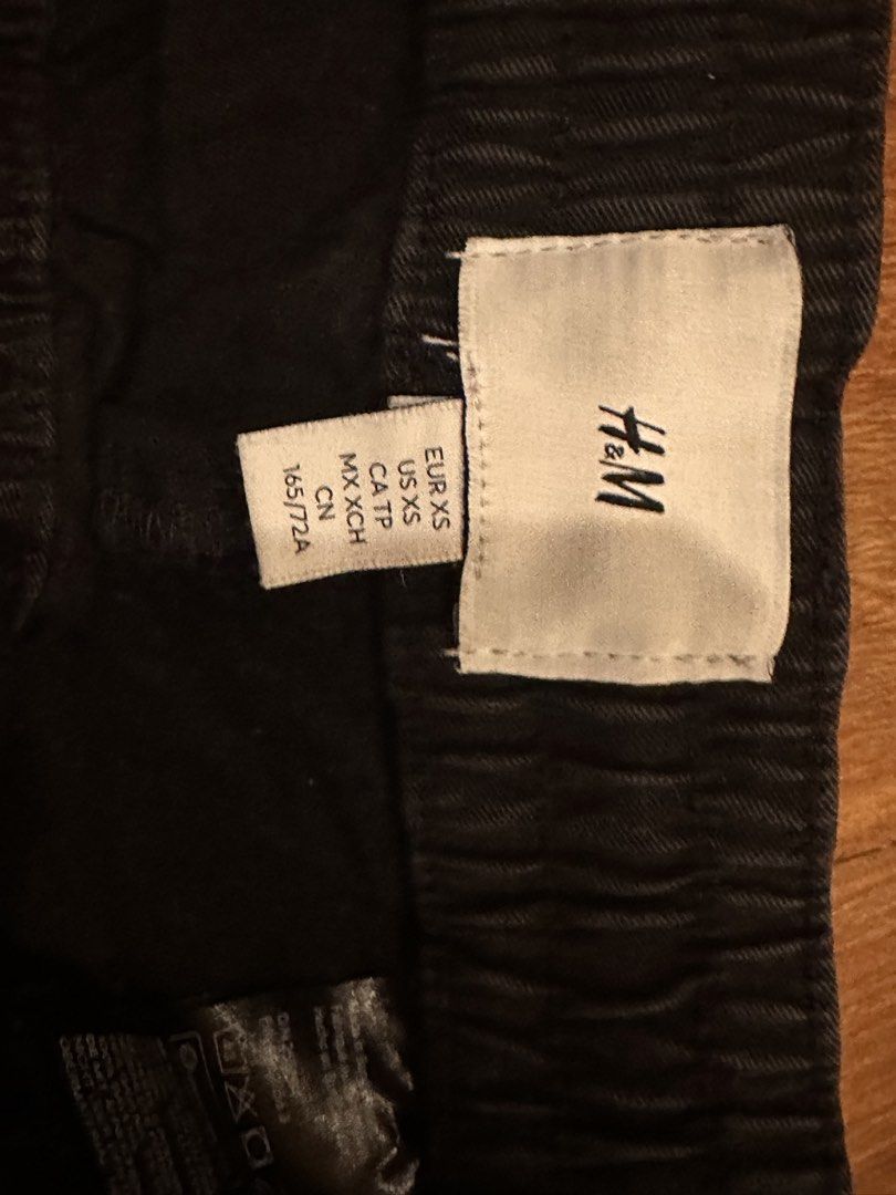 H&M Black Shorts - XS (Category: Shorts) located in Las Pinas. Submitted by mimachay (Listing ID 1432141058, Image 1). Description: - H&M black shorts - Size: XS - Features: - Elastic waistband with drawstring - Two front pockets - Inseam: 10 inches - Waist (flat): 14 inches - Made of sturdy fabric.