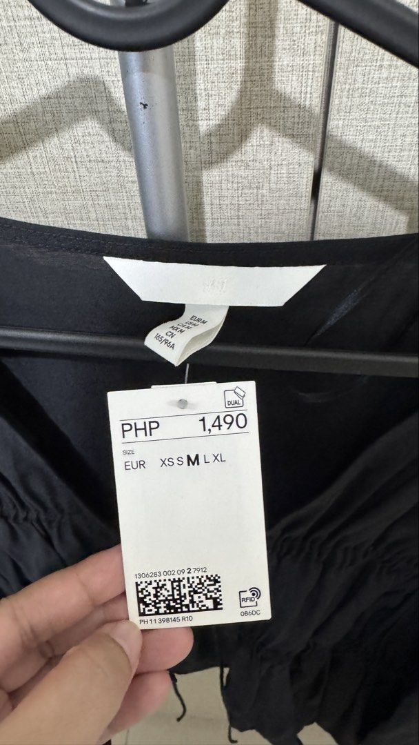 Brand new H&M Black Top (Category: Sleeveless) located in Taguig. Submitted by decluttering.v.2.0 (Listing ID 1432074600, Image 2). Description: - H&M black V-neck top with tie - Original price: PHP 1,490 .
